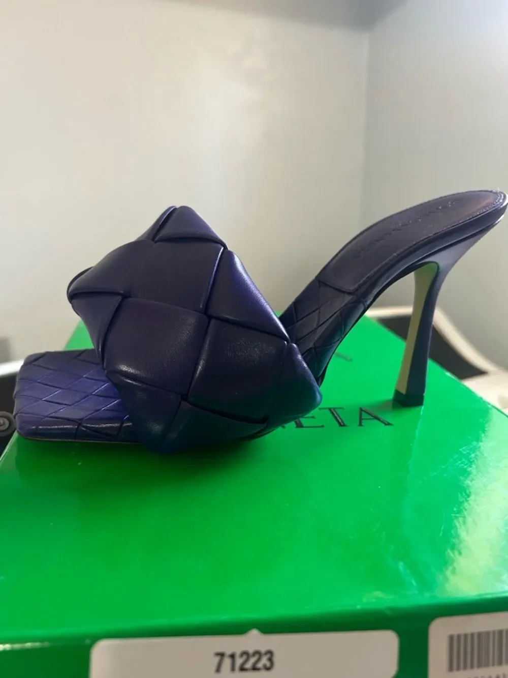 Bottega Veneta questions leave